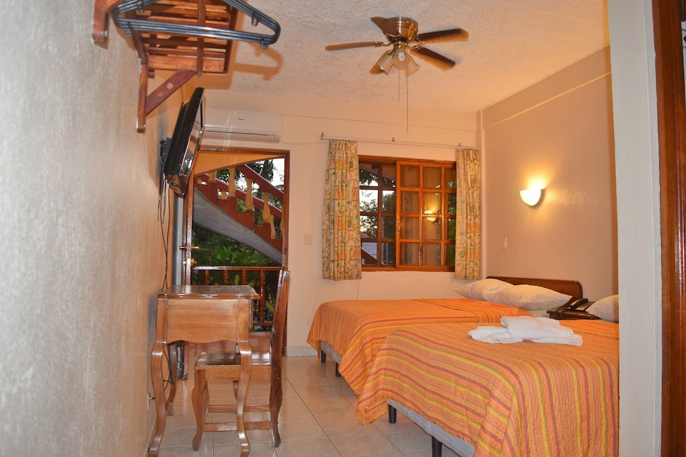 Tres Banderas Hotel 36/71