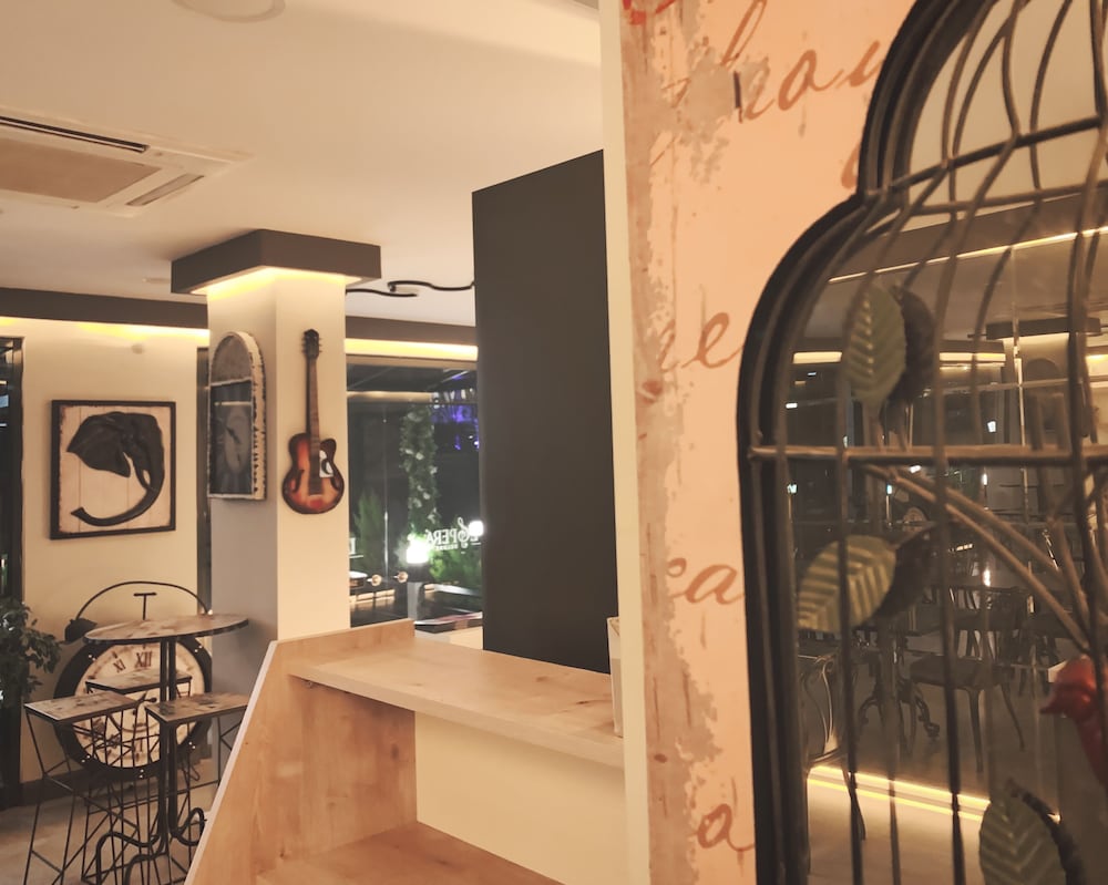Lopera Deluxe Hotel 5/41