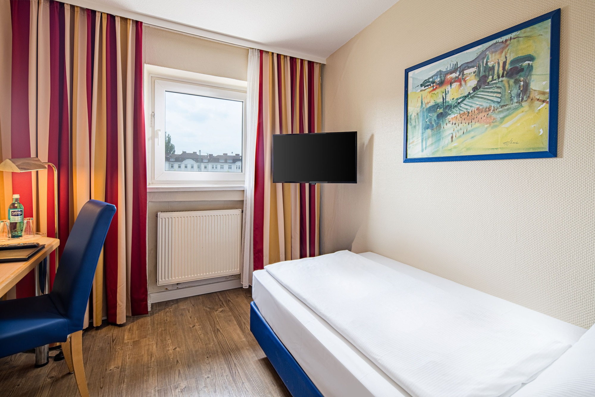 ROOM, SINGLE