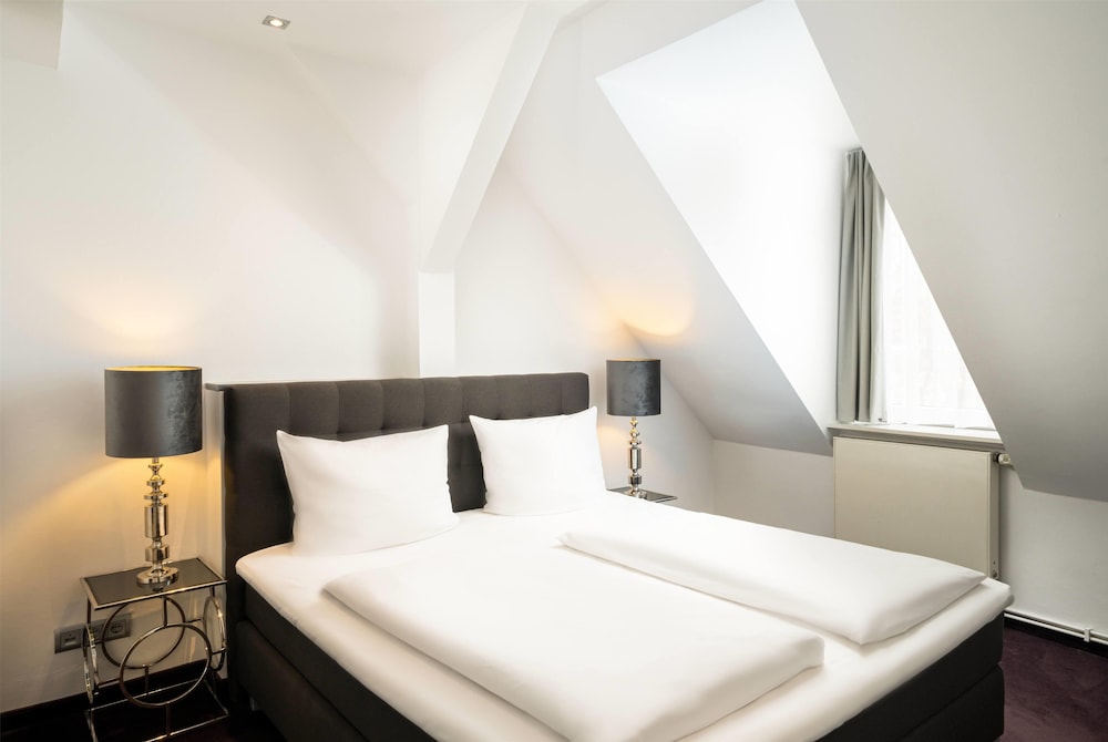 JUNIOR SUITE, QUEEN BED