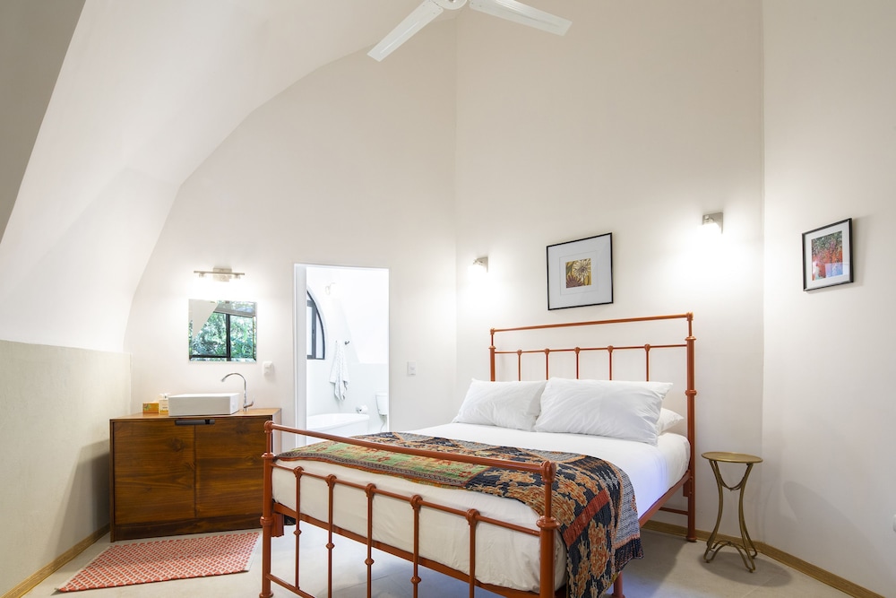2 BEDROOMS, SUPERIOR, SUITE, NO AIR CONDITION