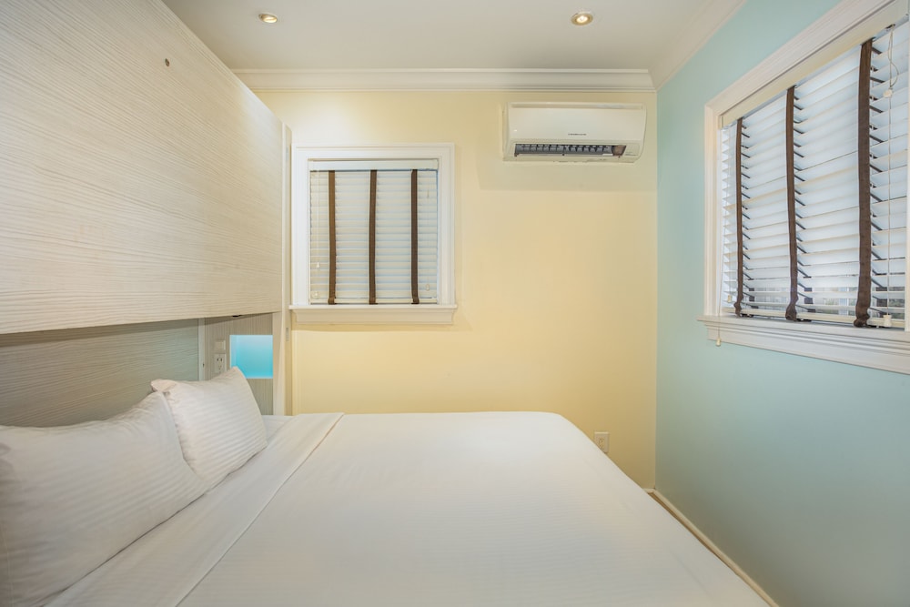 Nyah Key West Adult Only 19/65