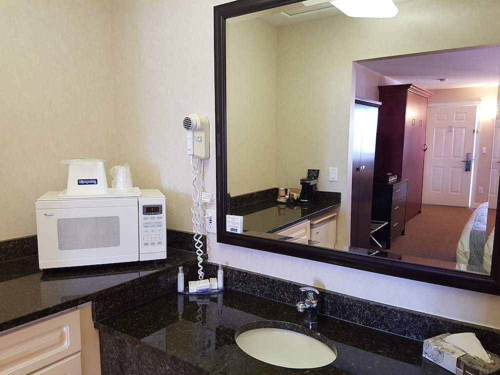 Travelodge By Wyndham Kamloops Mountview 22/69