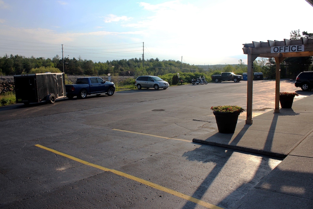 Moonlight Inn and Suites Sudbury 36/50