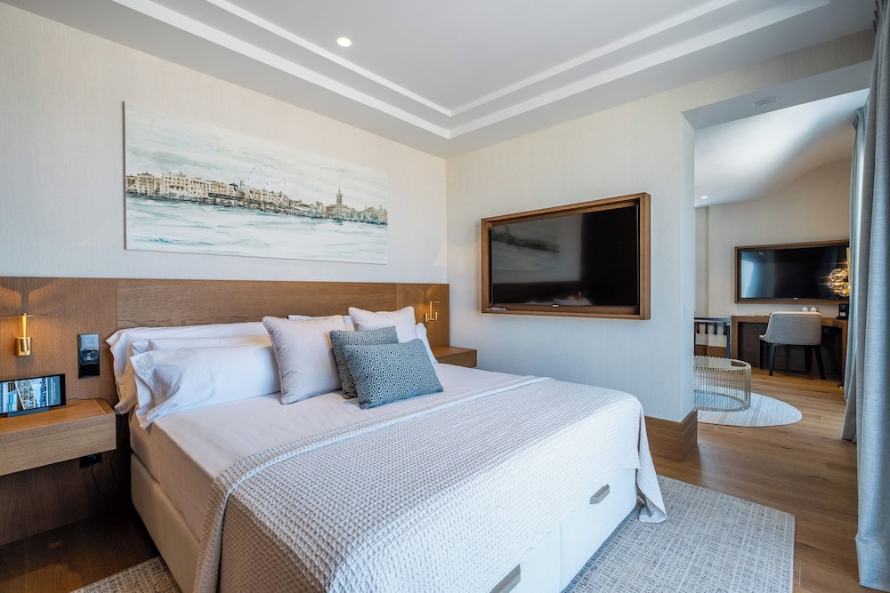 Junior Suite, Queen Bed