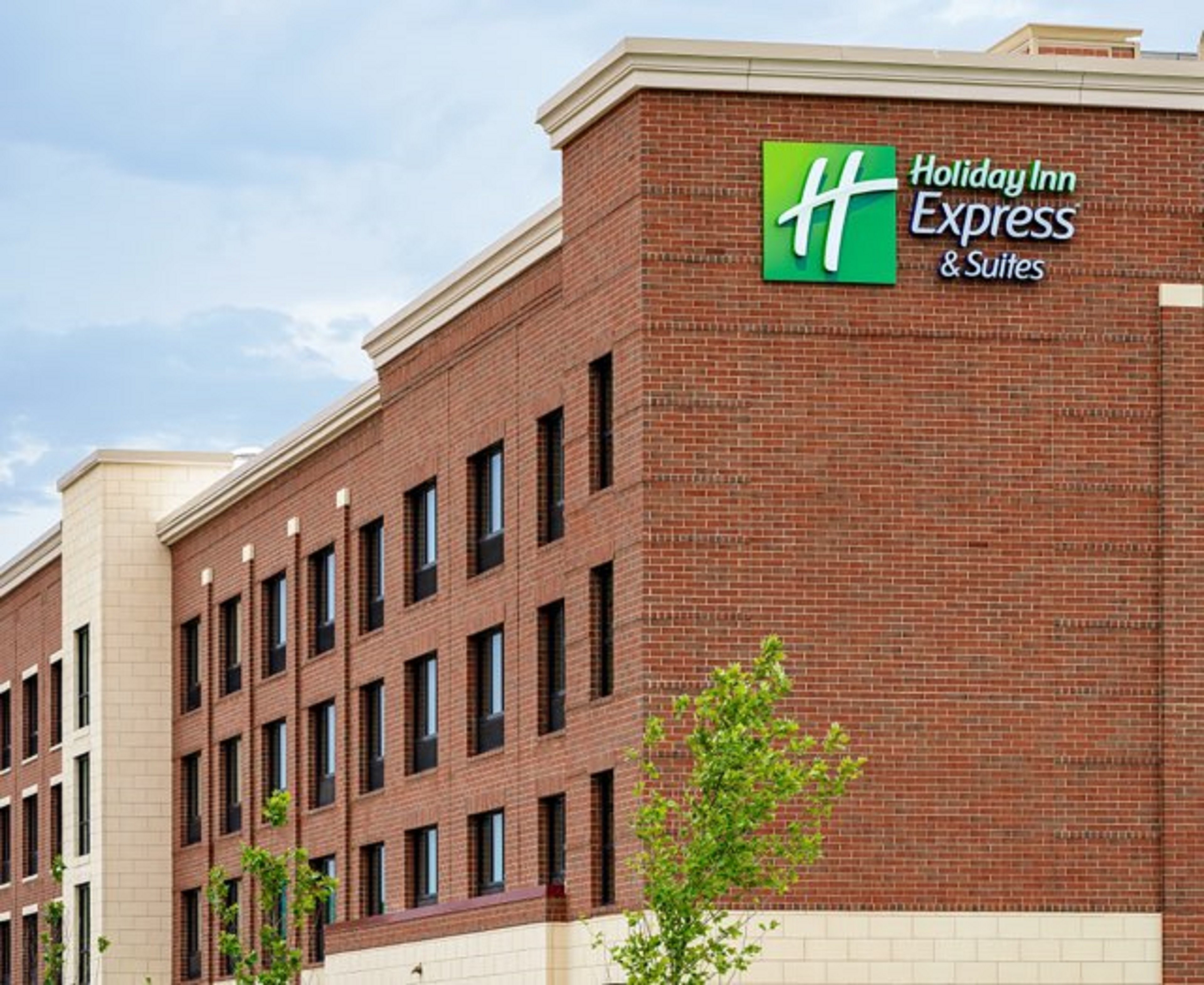 Holiday Inn Express & Suites Franklin - Berry Farms 8/77