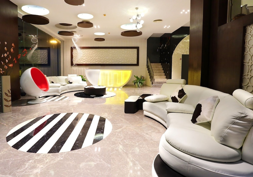 OYO Premium Airport Avinashi Road 10/17