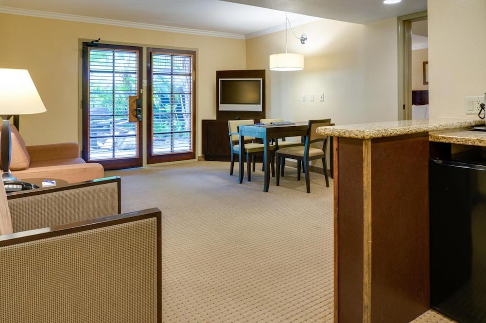 Buena Park Grand Hotel and Suites 46/75
