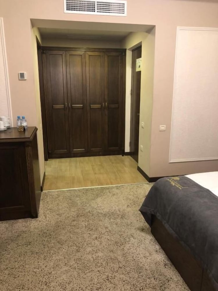Boulevard Hotel 12/41