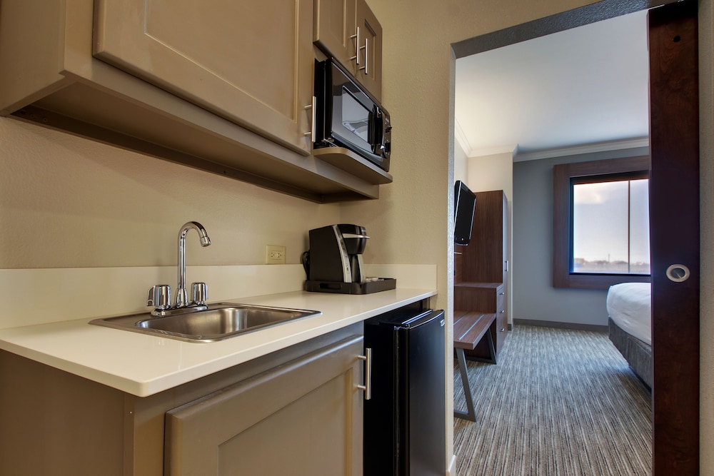 Holiday Inn Express Hotel & Suites Vernon College Area (HWY 287) 44/48