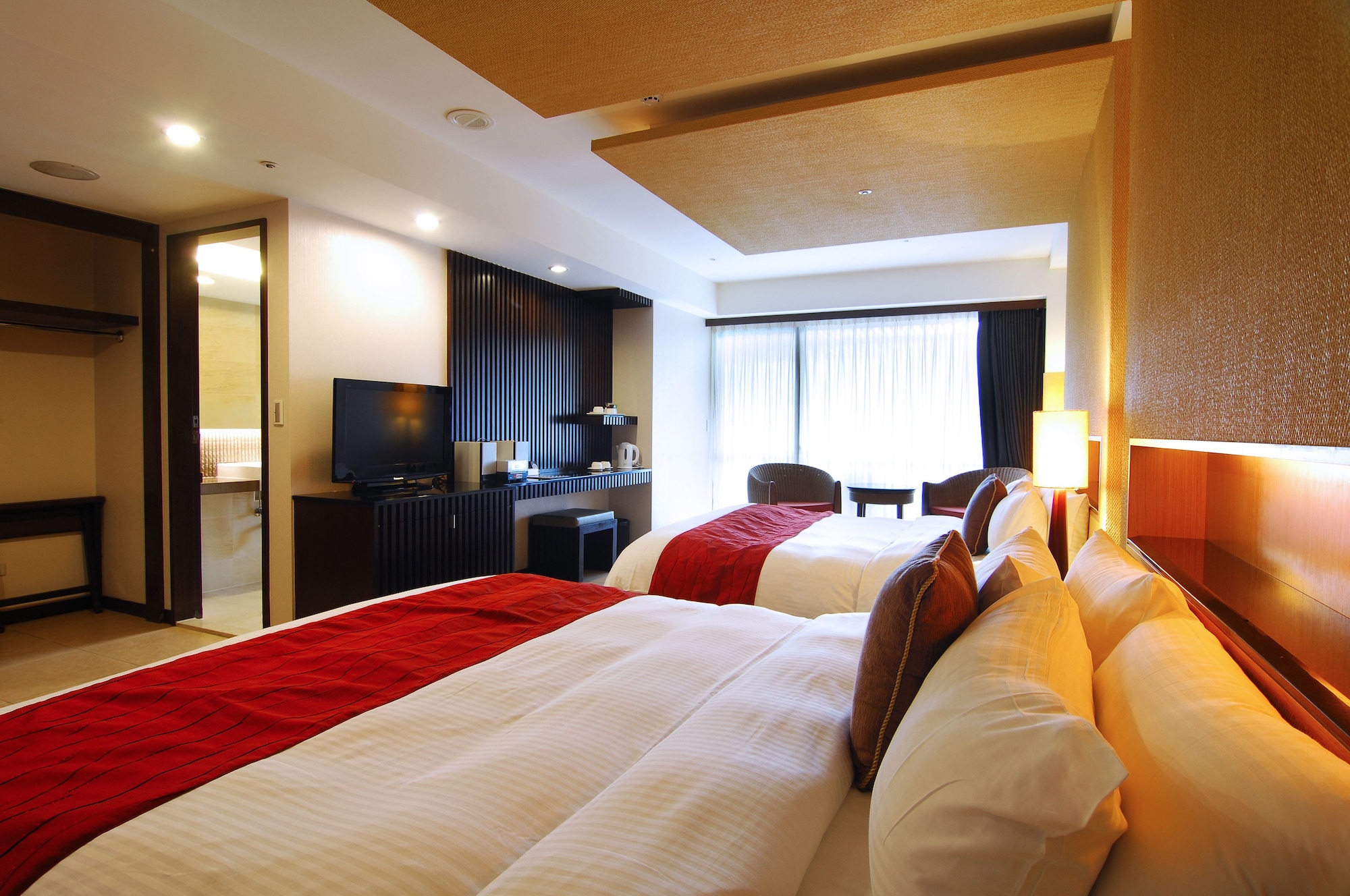 DELUXE, TRIPLE, 1 QUEEN AND 1 SINGLE BED, BATHTUB