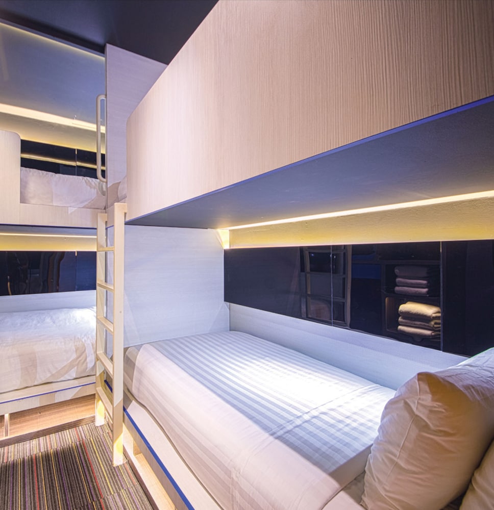 CUBE Family Boutique Capsule Hotel at Chinatown 18/66