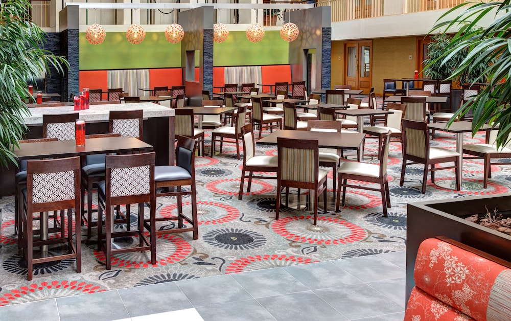 Embassy Suites by Hilton Chicago O'Hare Rosemont 46/64