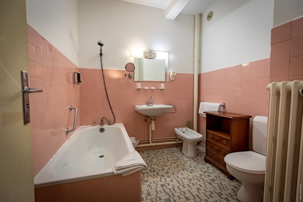HOTEL CHRISTINA 54/57