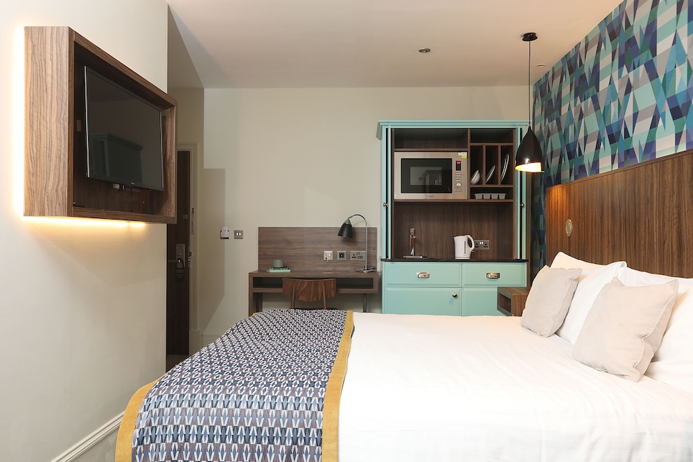 APARTMENT, DOUBLE OR TWIN BED