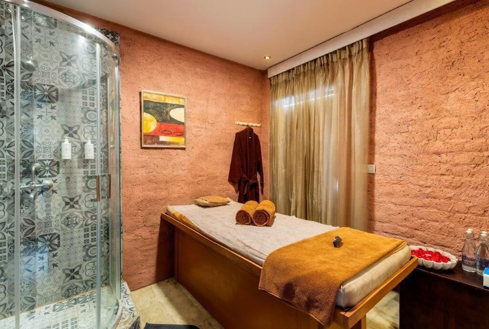 Radiant Globus Hotel 33/55