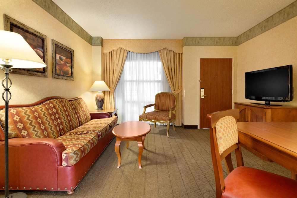 Embassy Suites by Hilton Albuquerque 35/63