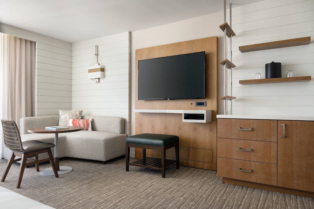 Waikiki Beach Marriott Resort and Spa 33/41