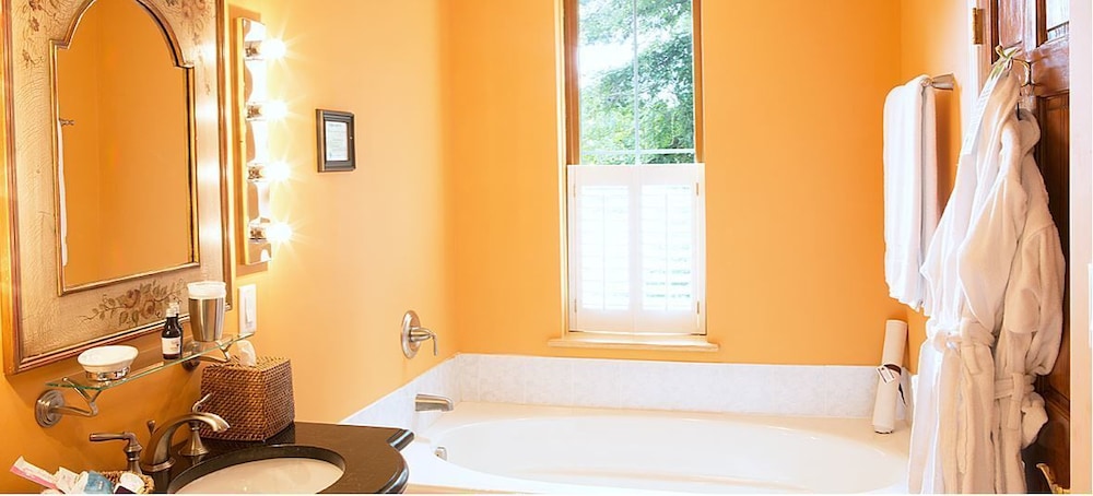 Tuscany, Executive, Suite, King Bed, Sofa، Wedmore Place 3/3