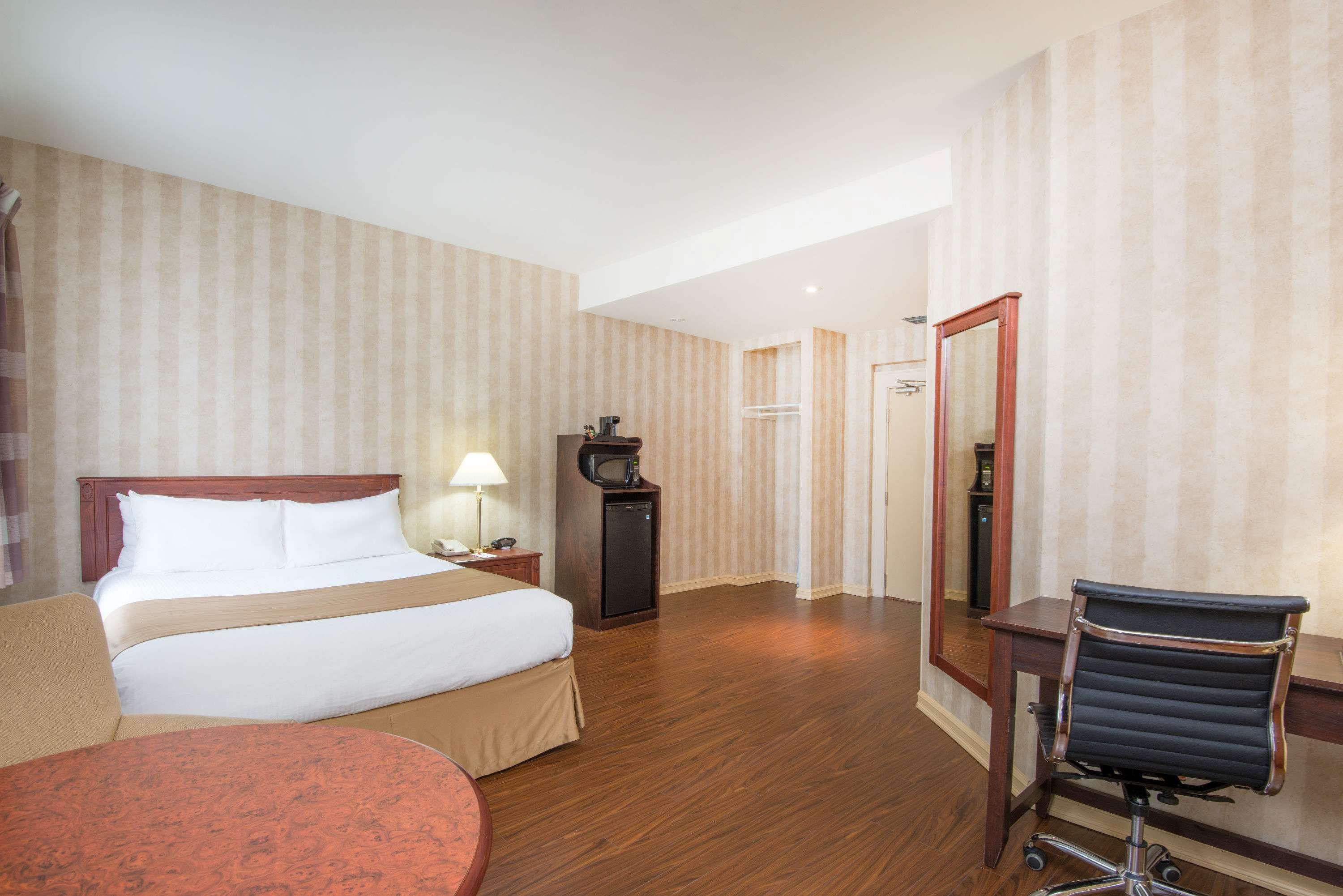 SUITE, KING BED, ACCESSIBLE