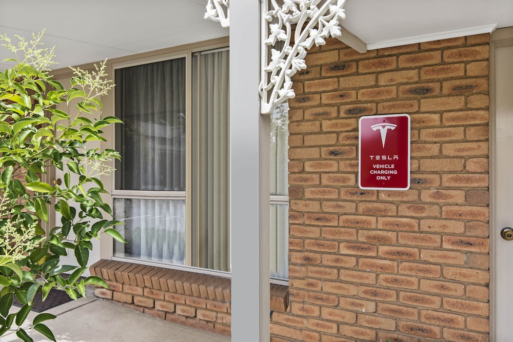 GOLDEN SQUARE MOTOR INN 1/17