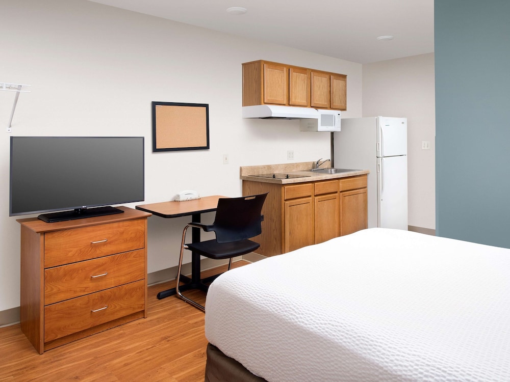 Extended Stay America Select Suites - Cleveland - Airport 12/33