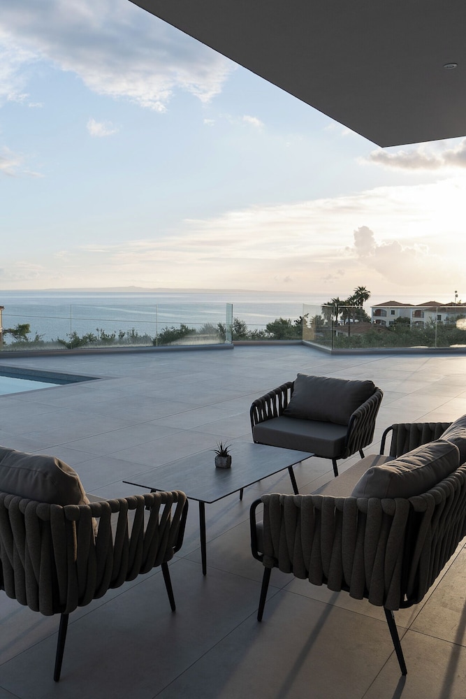 Kymothoe Elite Suites 88/97