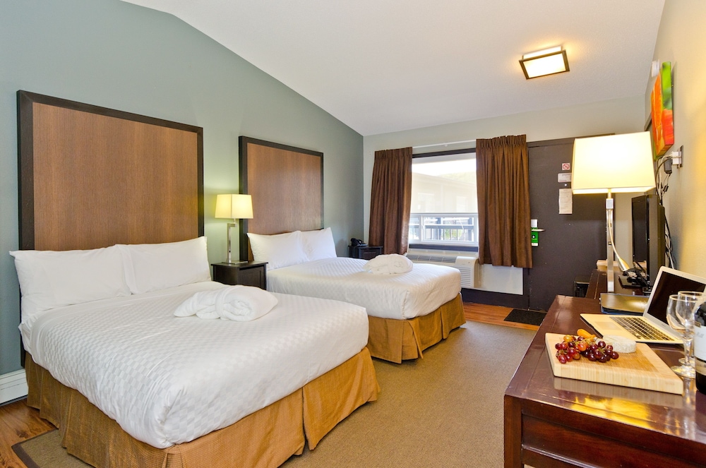 DELUXE, 2 DOUBLE BEDS