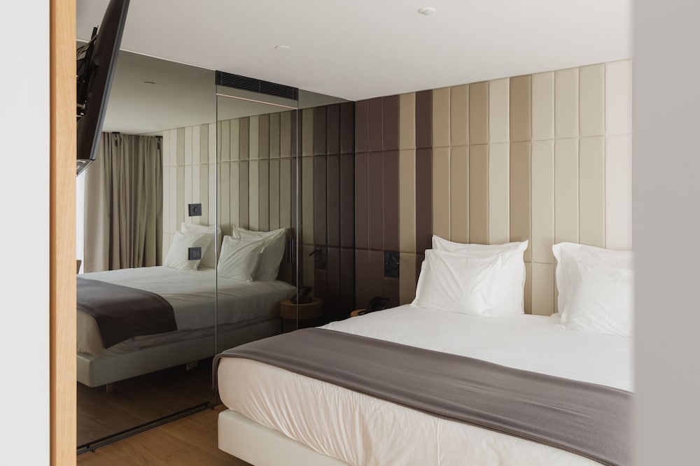 Lumen Hotel and The Lisbon Light Show 16/68