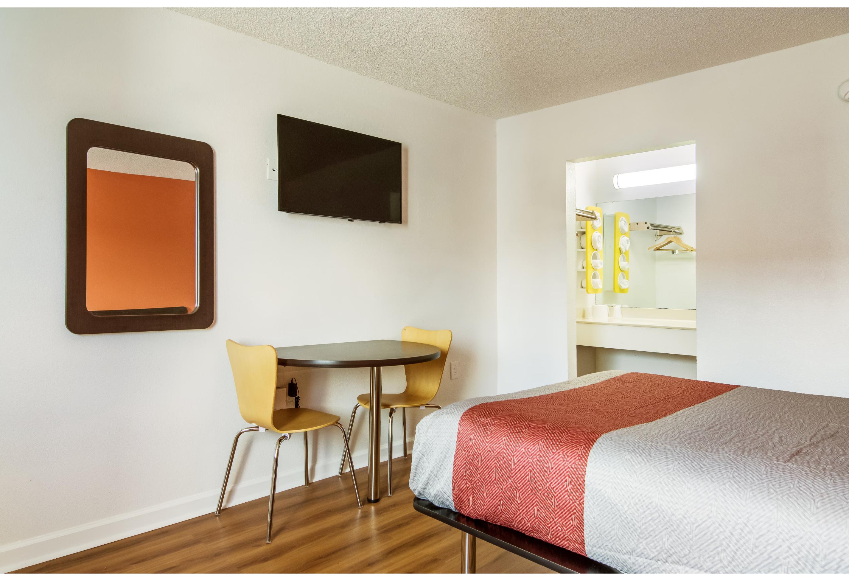 1 Full Bed - Non-Smoking, Micfridge