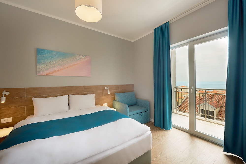 Hotel Larimar 8/50