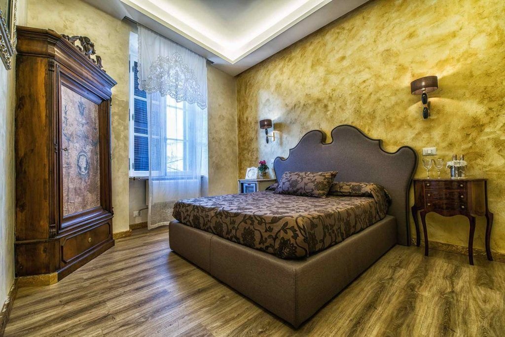 ROOM, DOUBLE BED