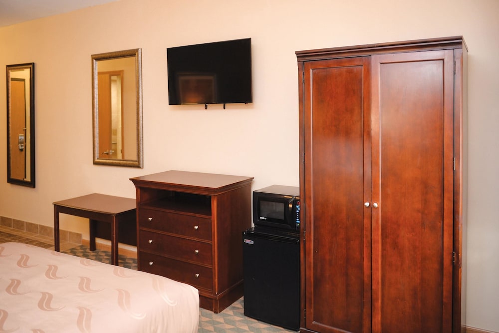 Quality Inn and Suites Ames Conference Center Near ISU Campus 18/48