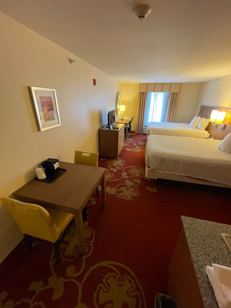 Days Inn And Suites Belmont 22/30