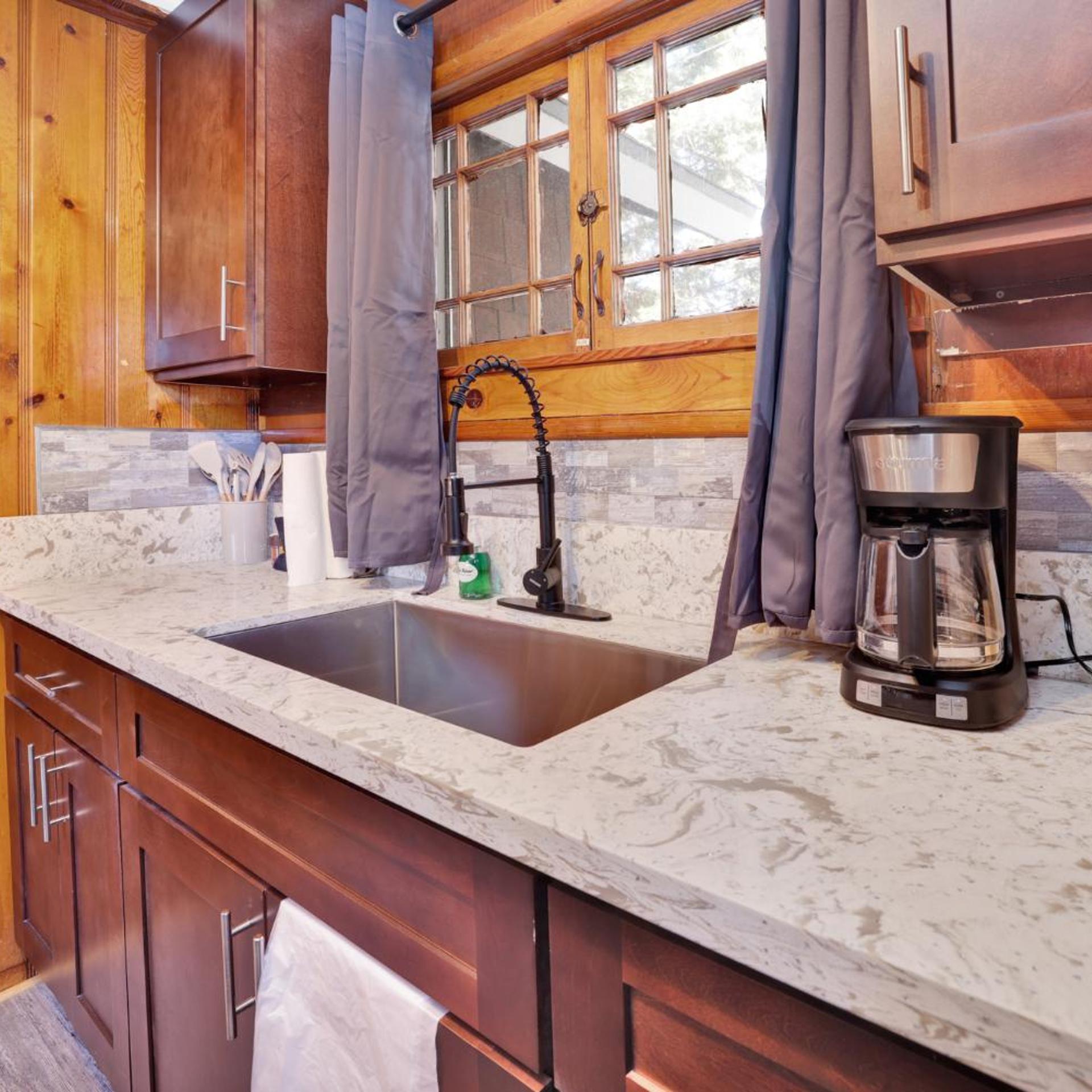 Little Pines Couples Lakeside Cabin by Big Bear Vacations 22/23