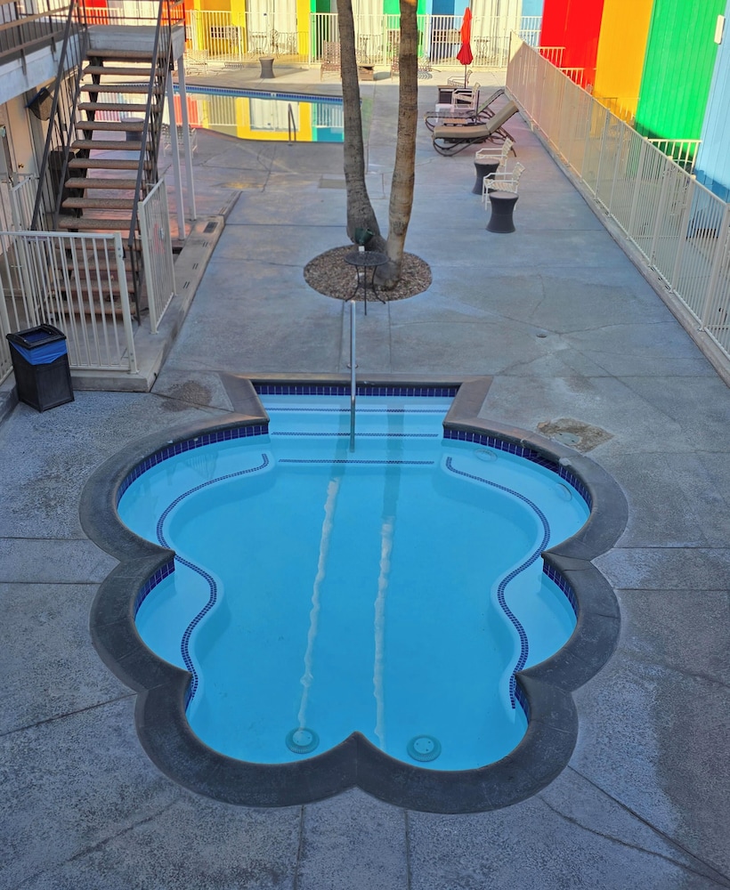 Delos Reyes Palm Springs 46/63