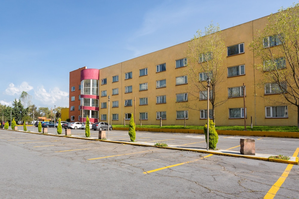 Howard Johnson by Wyndham Toluca 6/49
