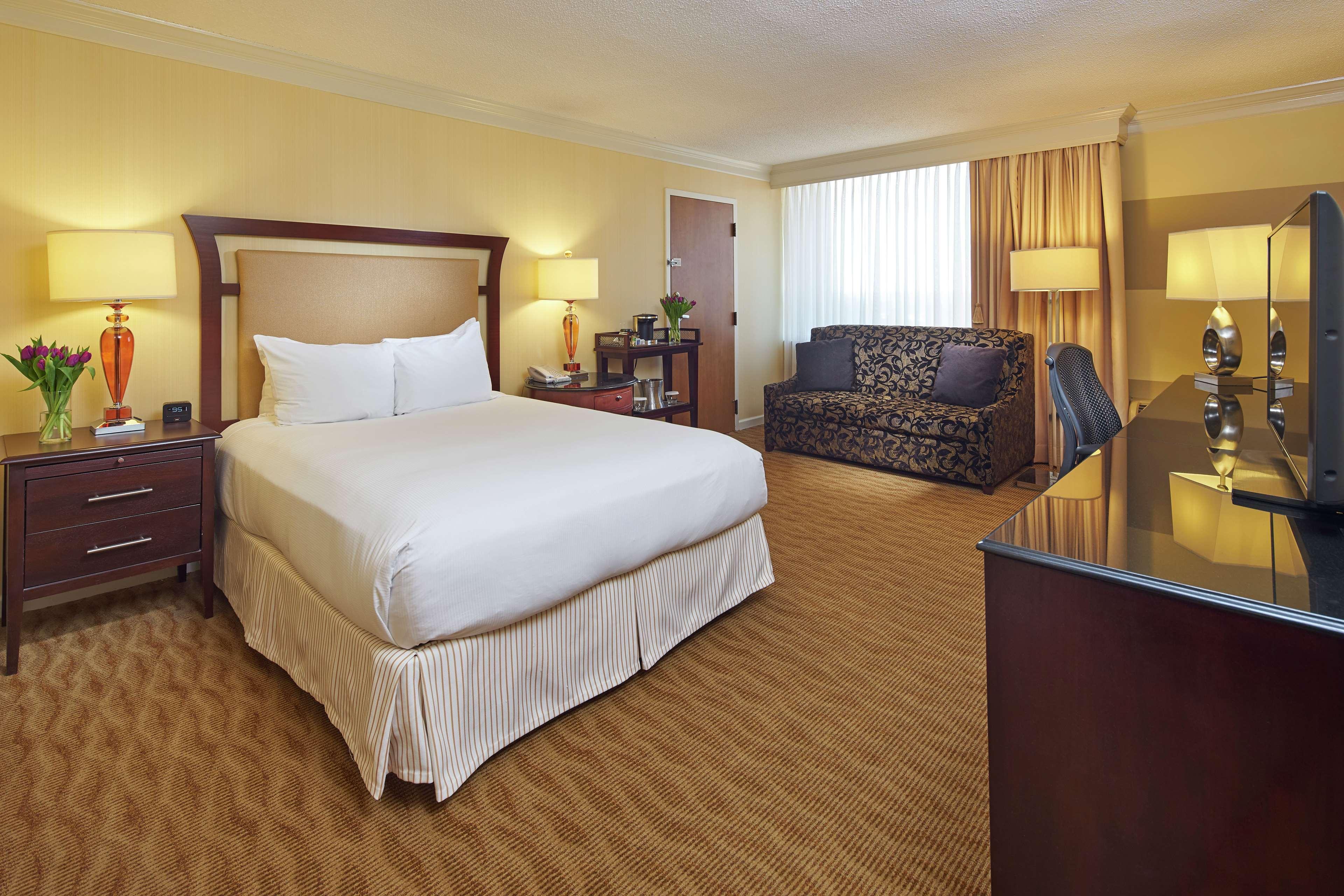 ROOM, QUEEN BED, EXECUTIVE LEVEL