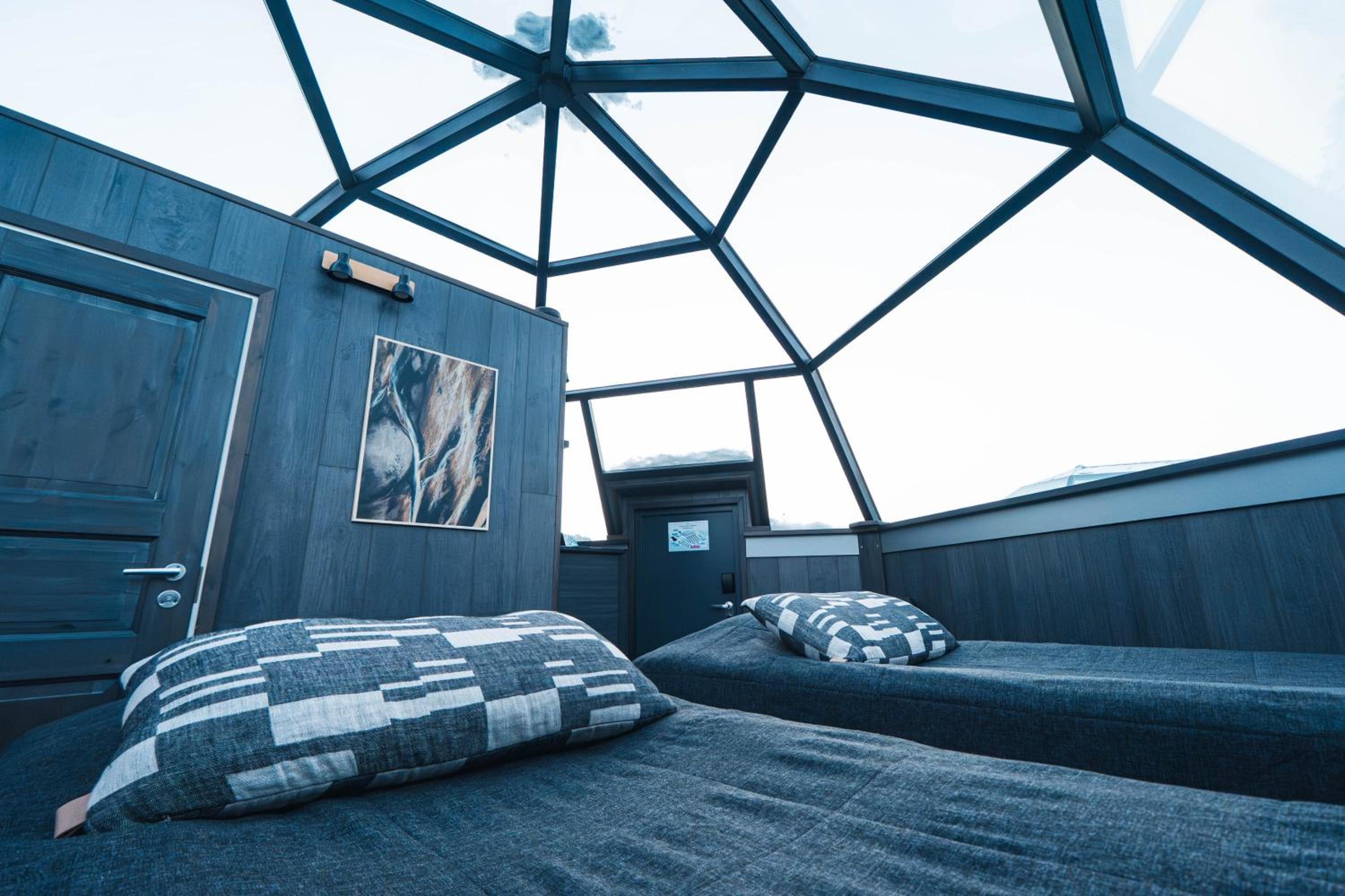GLASS IGLOO, TWIN BEDS