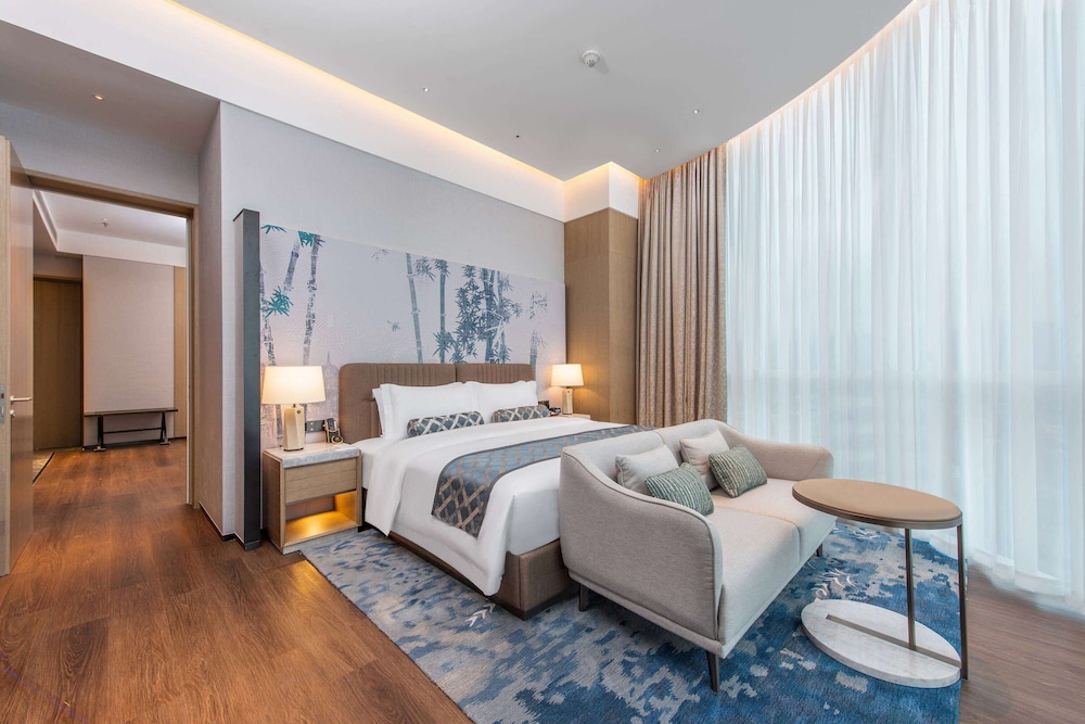 EXECUTIVE, SUITE, KING BED