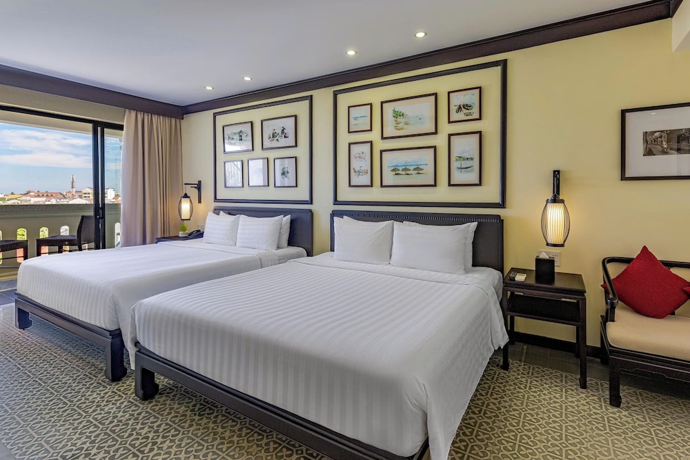 FAMILY, MULTIPLE BEDS, PARTIAL OCEAN VIEW, BALCONY