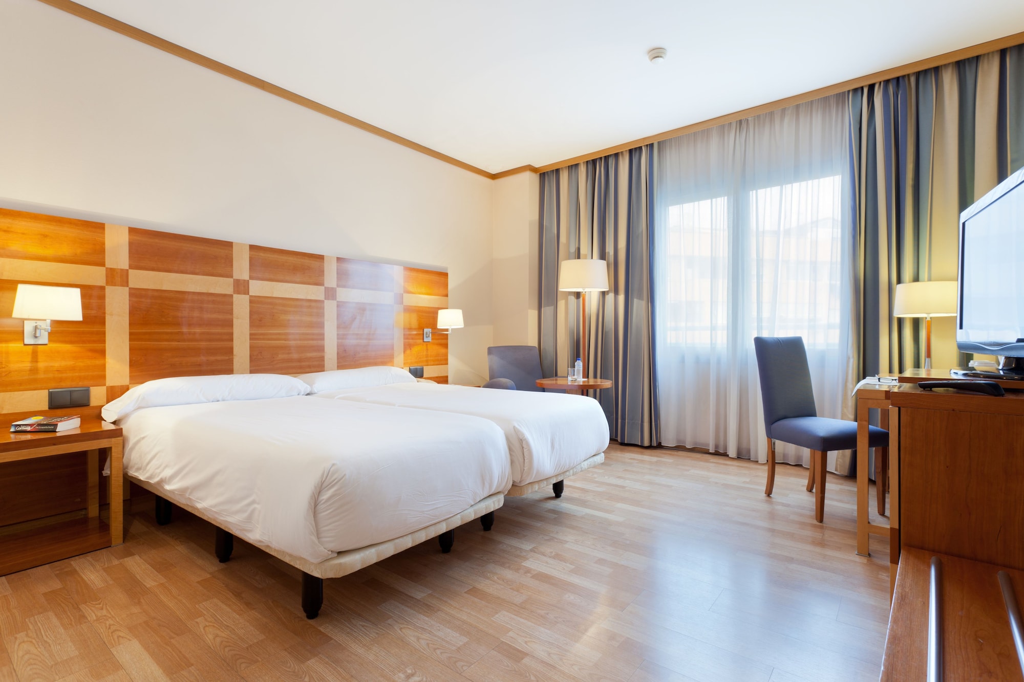 ROOM, TWIN BEDS