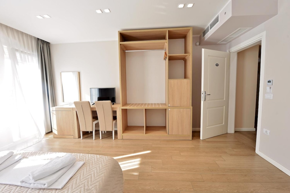 Alis Hotel 43/54