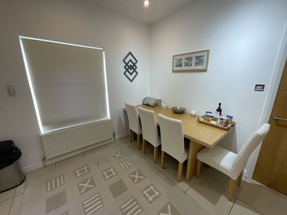 Earle House Serviced Apartments 1/50