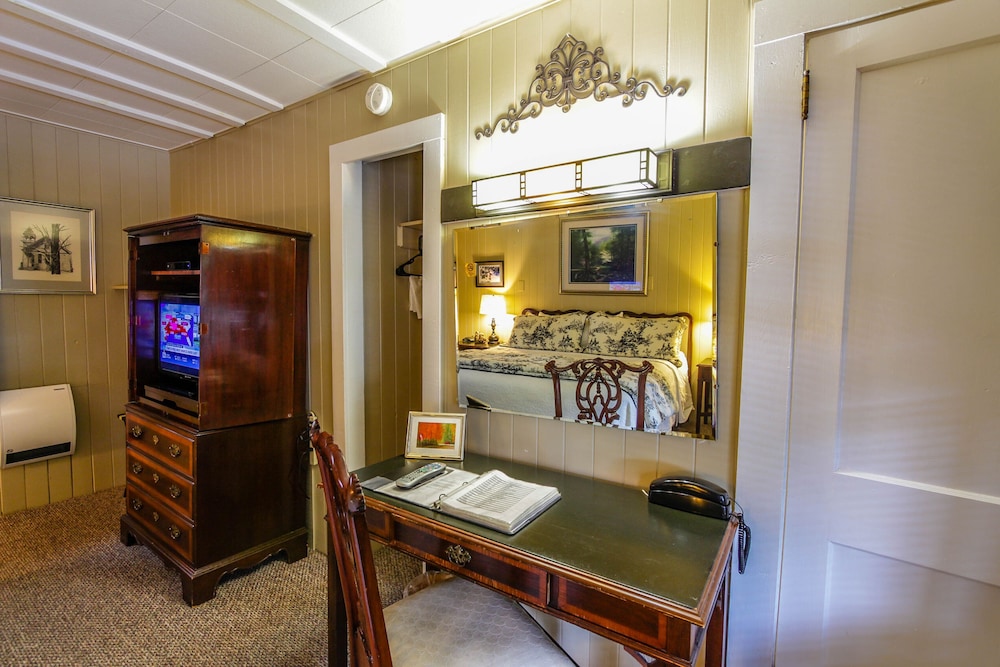 Mountainaire Inn and Log Cabins 50/50