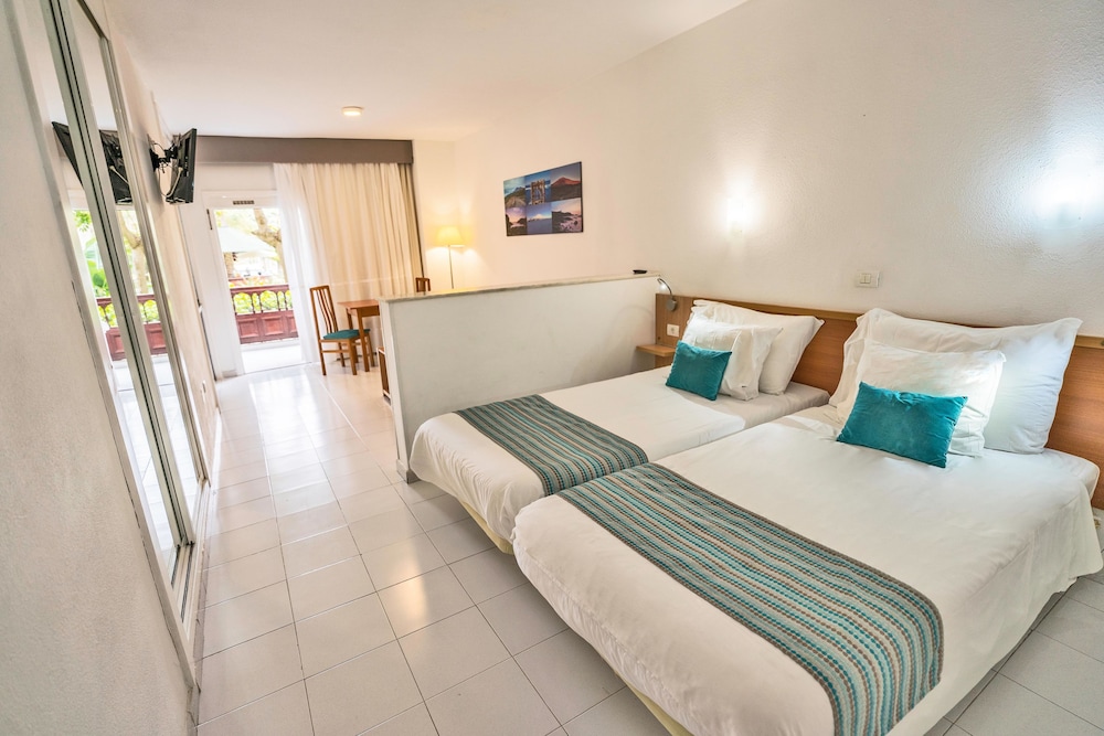 JUNIOR SUITE, TWIN BEDS, POOL VIEW, SOFA, GARDEN AREA