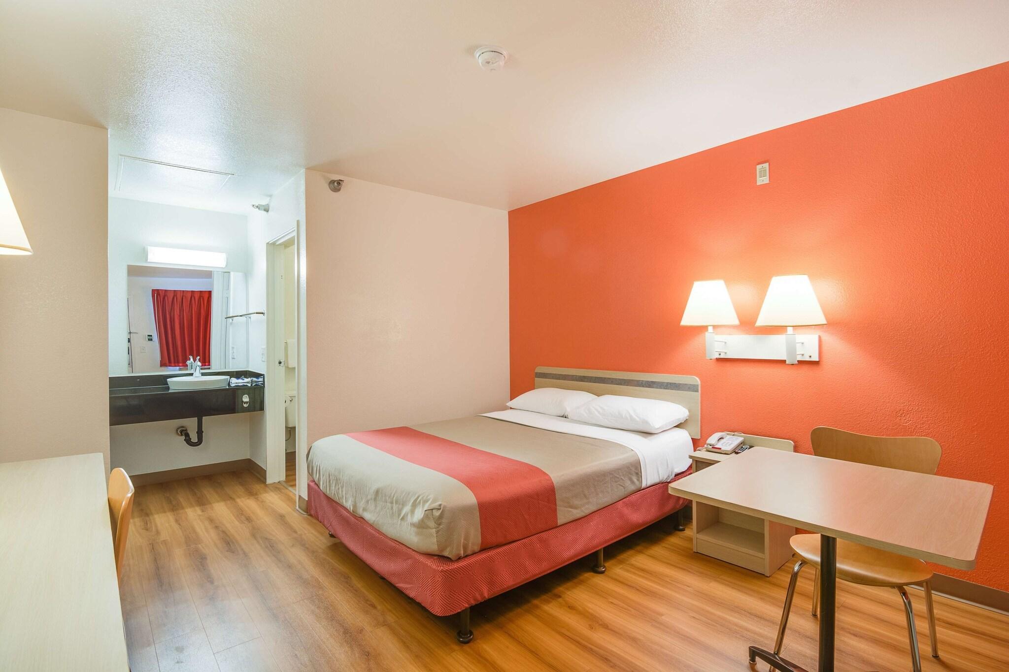 1 Full Bed - ADA/Tub