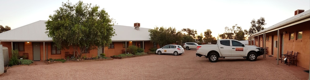 MUD HUT MOTEL 13/57