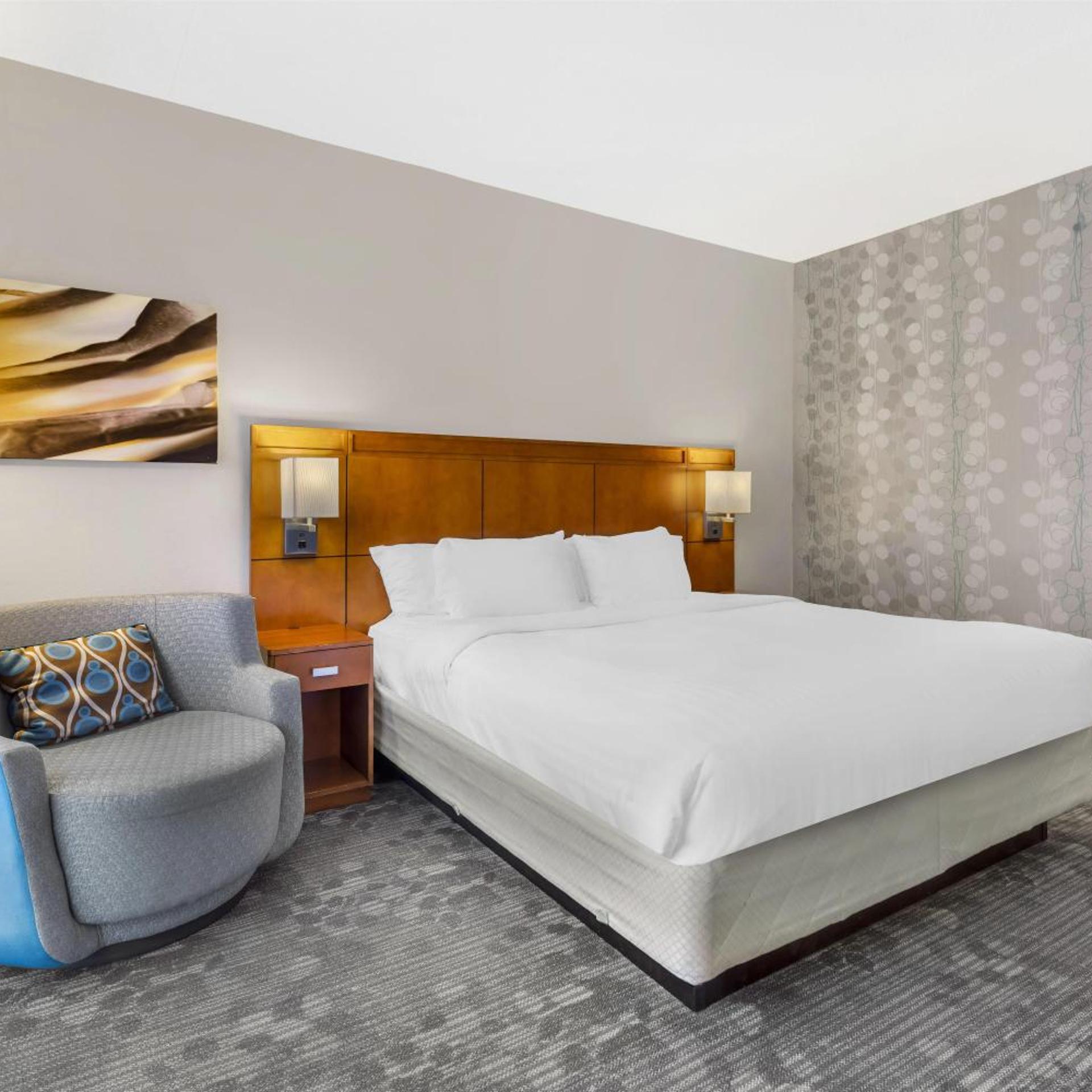 Courtyard, Deluxe, King Bed, Balcony, Accessible