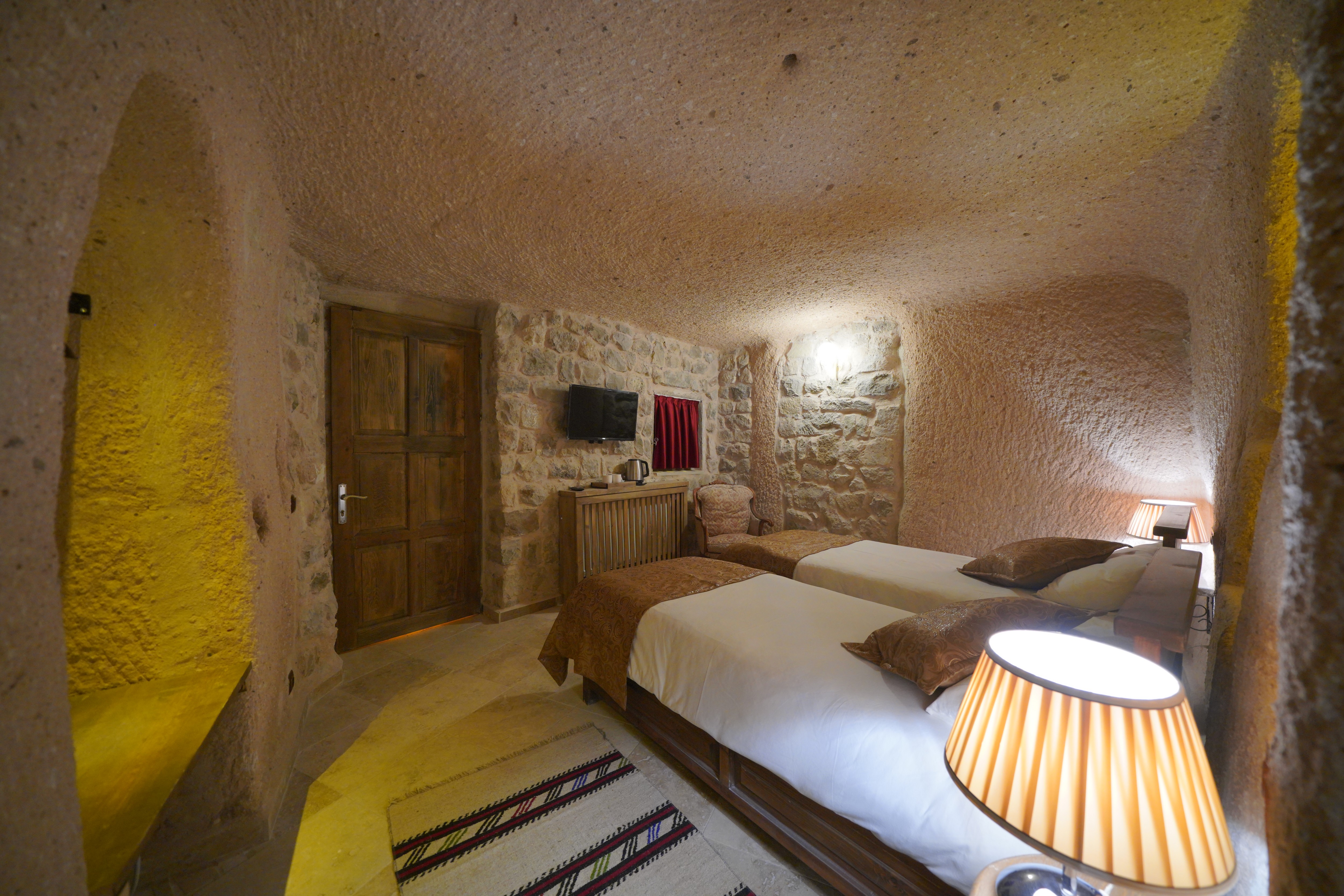 Cave, 2 Beds